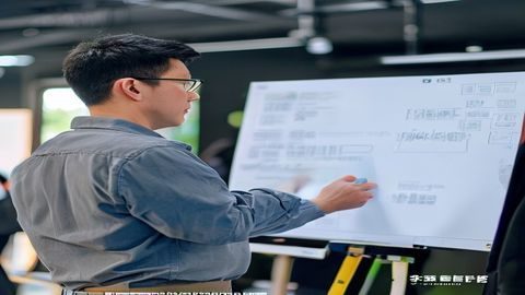 91社新人入门教程视频封面，讲师在白板前讲解91社注册与使用流程，画面清晰教学感强